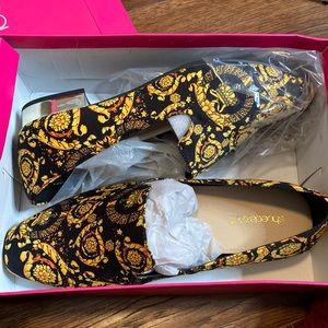 BRAND NEW IN BOX HEELED FLATS. THEY ARE SO CUTE BUT TOO BIG.